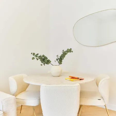 Charming 2br - 6p - Eiffel Tower Apartment